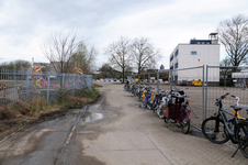 909661 Gezicht op het vroegere werkplaatsterrein van de N.S. aan de 2e Daalsedijk te Utrecht, met rechts één van de ...
